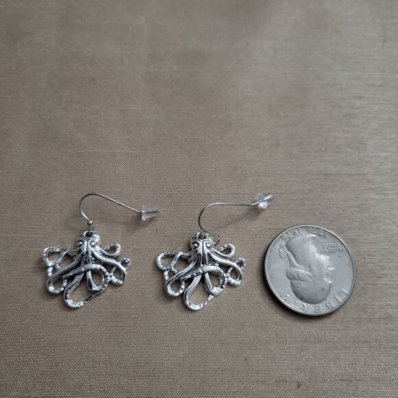 Mini octopus hook earrings - Picture 2 of 2